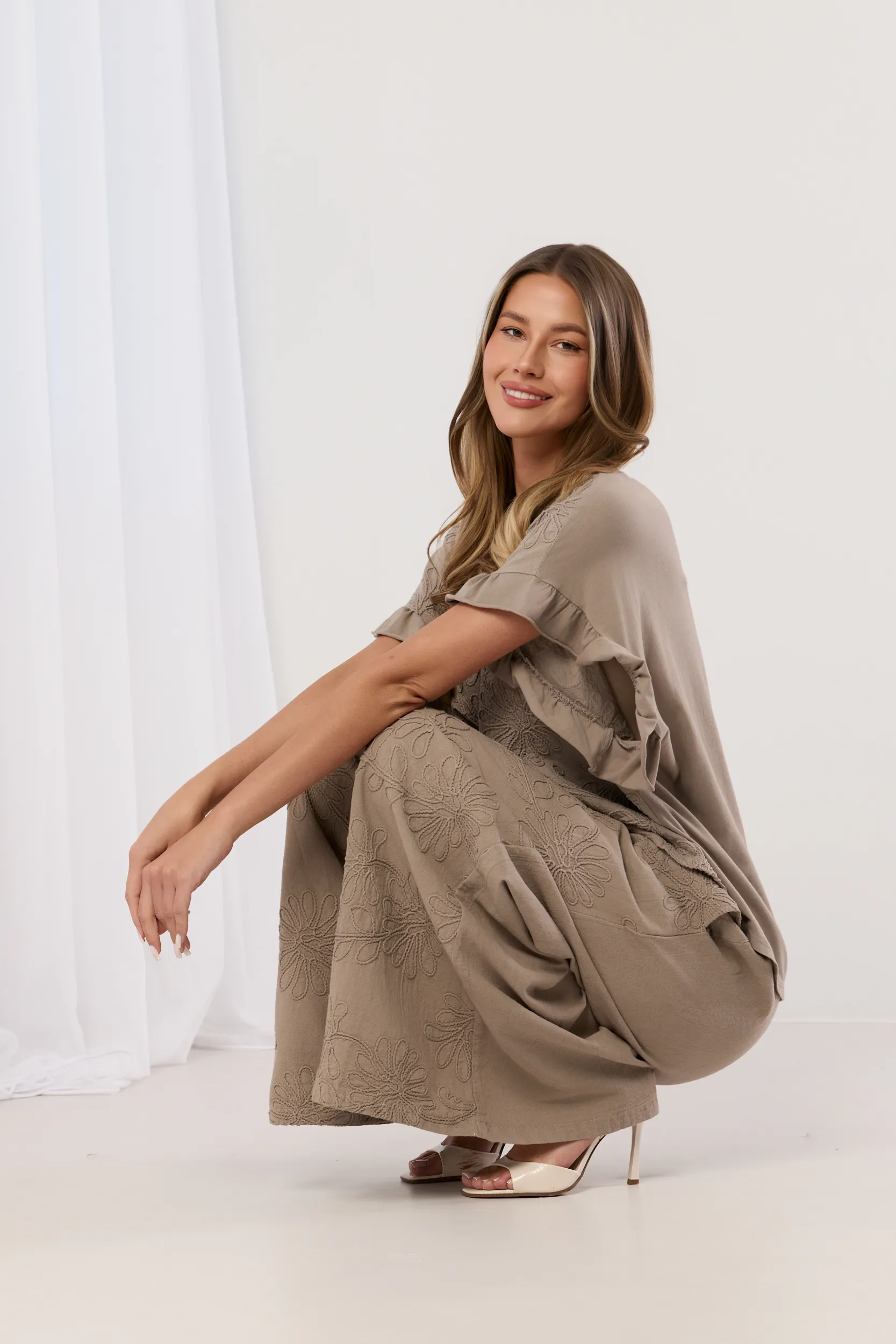 Haftowany komplet z bluzką z falbankami i spodniami palazzo