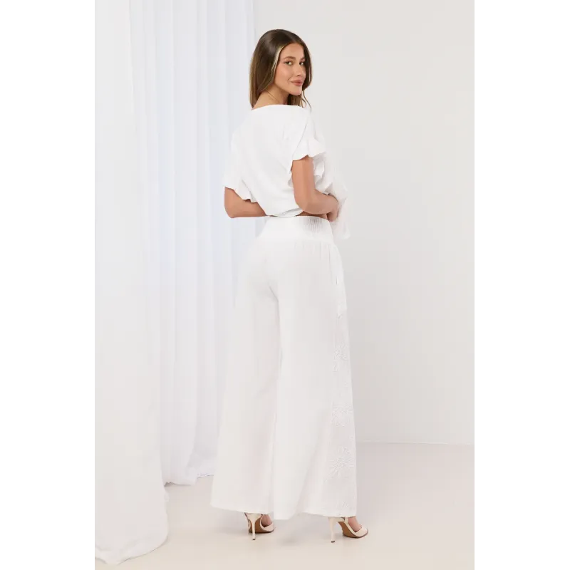 Haftowany komplet z bluzką z falbankami i spodniami palazzo