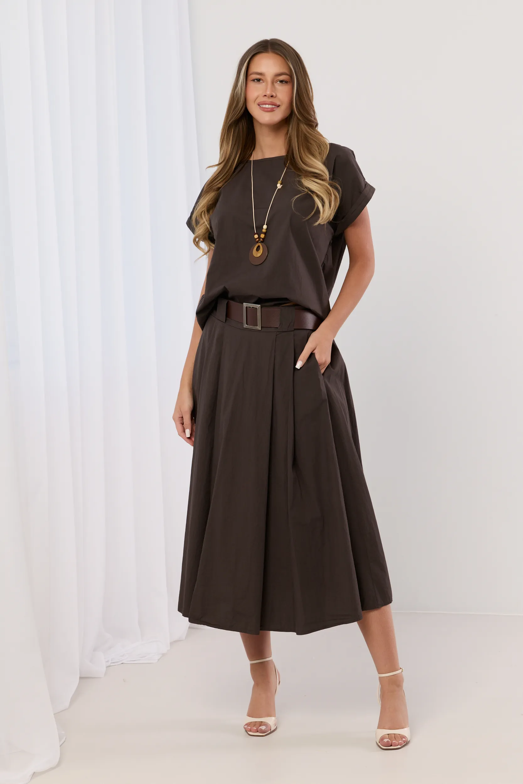 Komplet z bluzką z naszyjnikiem i spódnicą midi z paskiem