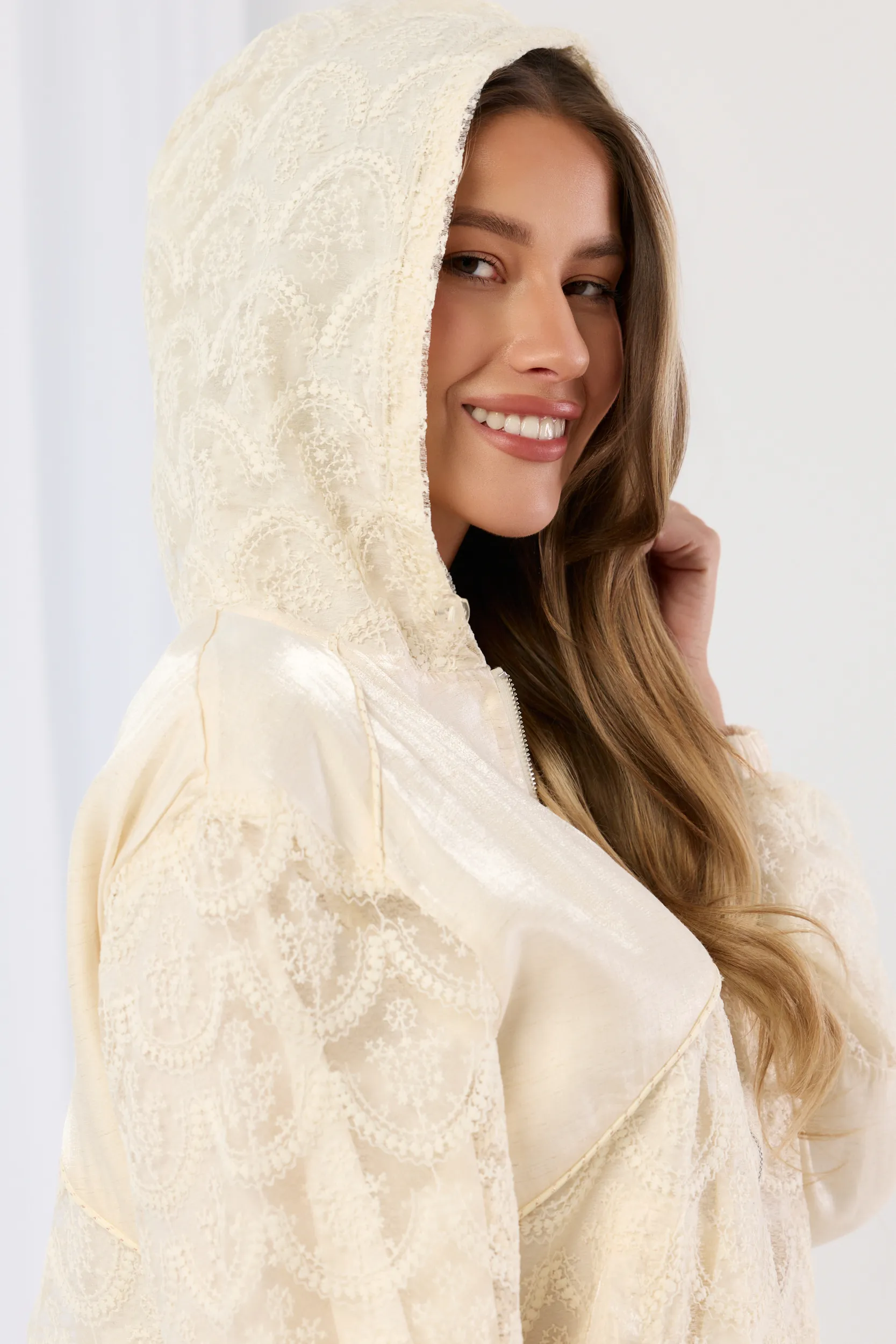 Kurtka z haftowanej koronki z kapturem