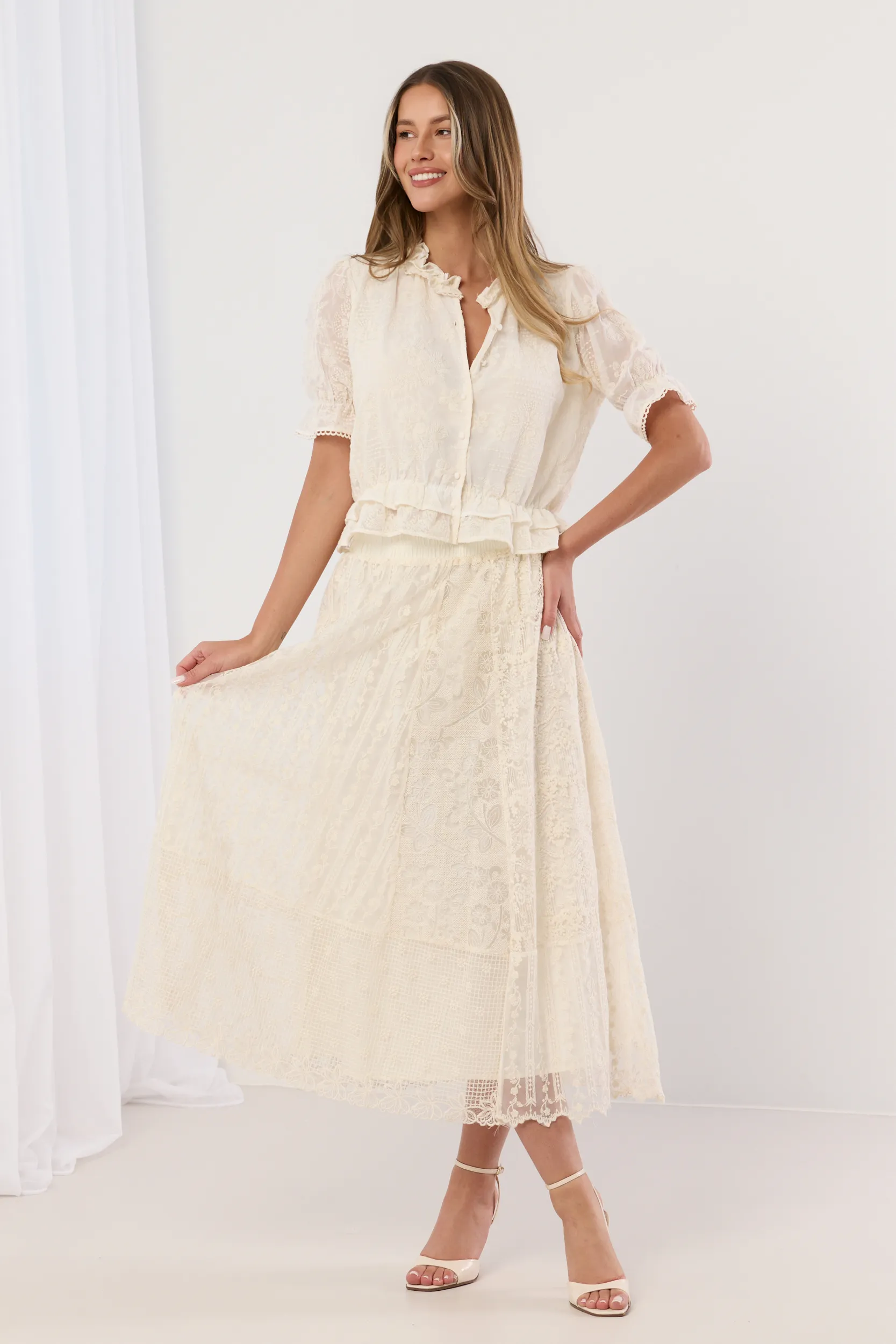 Ażurowy komplet z bluzką z falbanką i spódnicą maxi