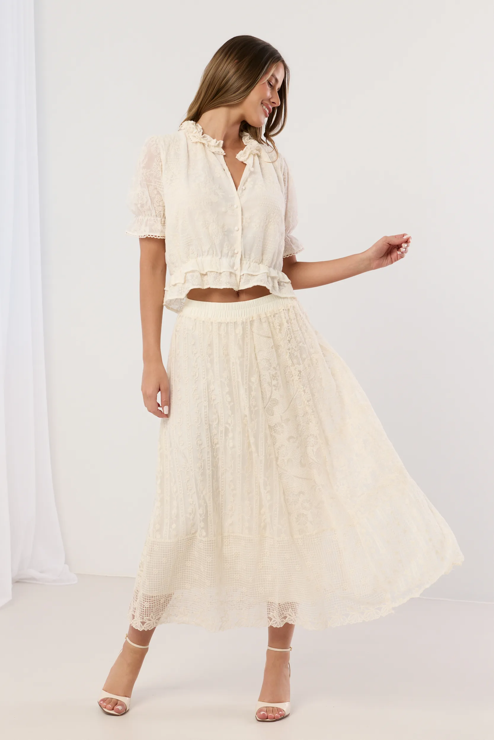 Ażurowy komplet z bluzką z falbanką i spódnicą maxi