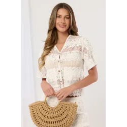 Koronkowy komplet boho z bluzką na guziki i szortami