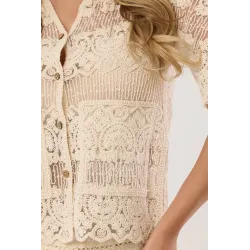 Koronkowy komplet boho z bluzką na guziki i szortami
