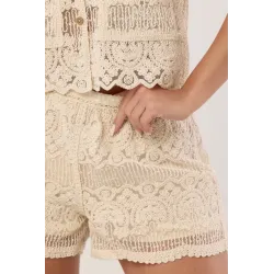 Koronkowy komplet boho z bluzką na guziki i szortami
