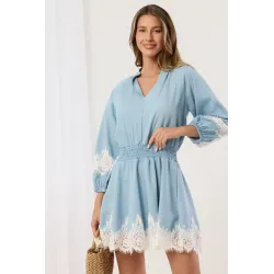 Sukienka mini z haftowaną koronką i gumką w pasie