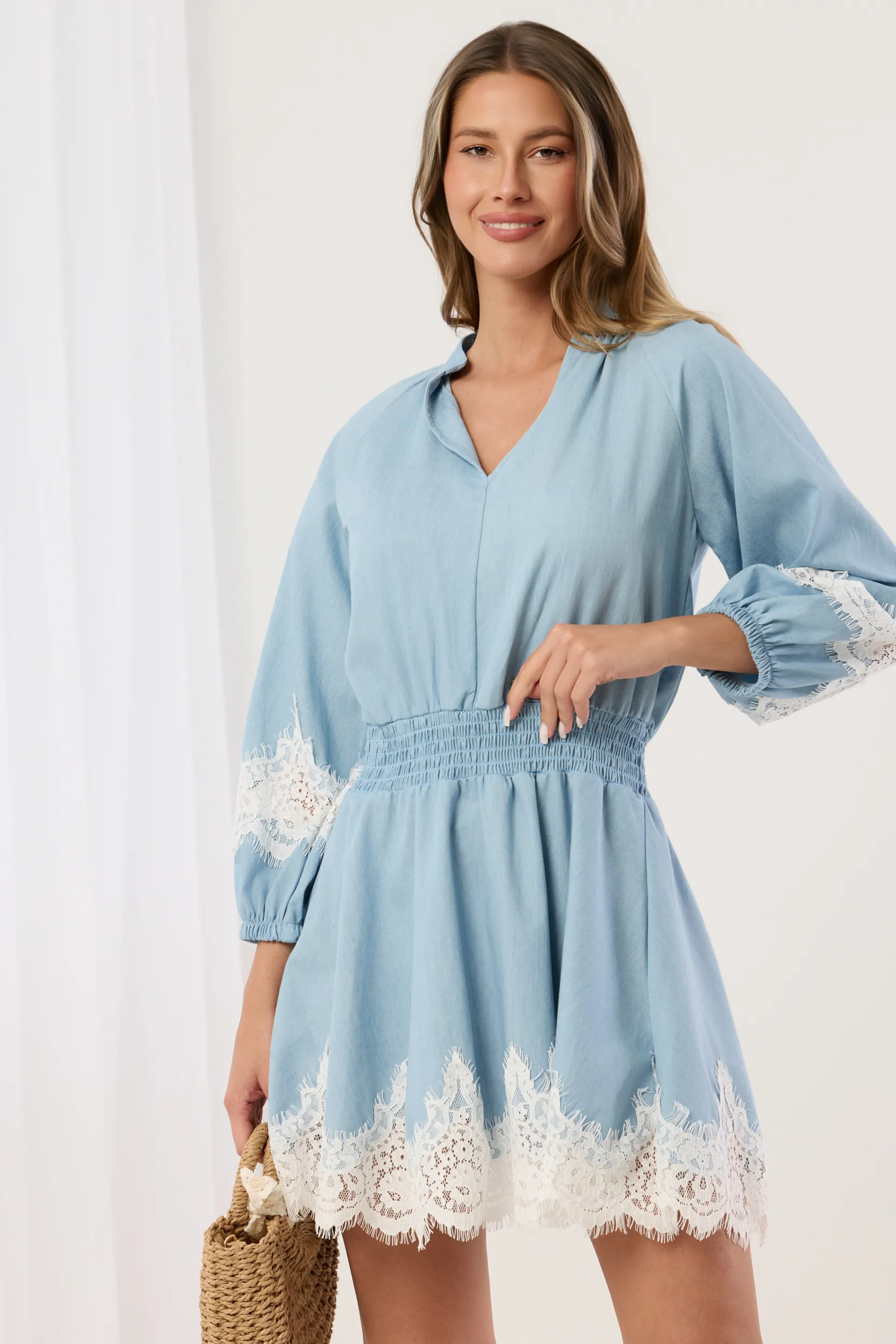 Sukienka mini z haftowaną koronką i gumką w pasie