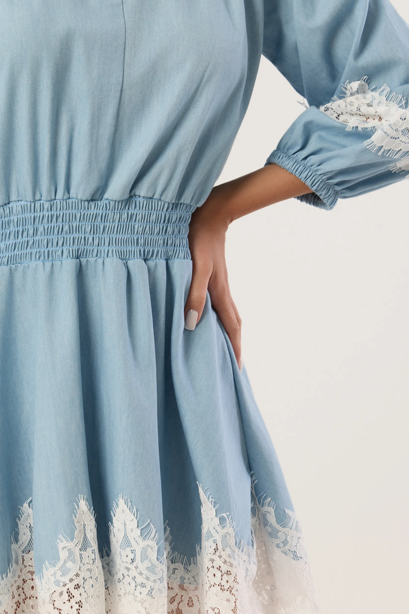 Sukienka mini z haftowaną koronką i gumką w pasie