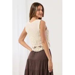 Top boho z haftem i ażurowym wykończeniem