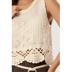 Top boho z haftem i ażurowym wykończeniem