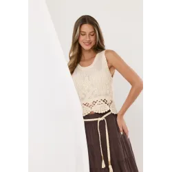 Top boho z haftem i ażurowym wykończeniem