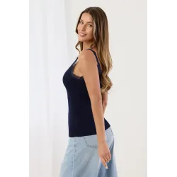 Prążkowany top z koronkowym wykończeniem | Hurtownia damska online