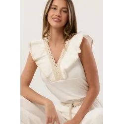 Bluzka z ozdobnymi falbankami i ażurowym wykończeniem