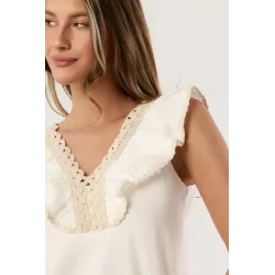 Bluzka z ozdobnymi falbankami i ażurowym wykończeniem