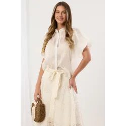 Koszula z ażurowymi wzorami i bufiastymi rękawami