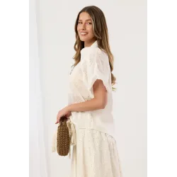 Koszula z ażurowymi wzorami i bufiastymi rękawami