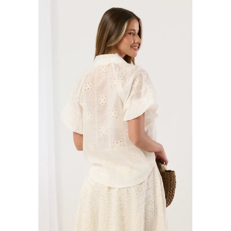 Koszula z ażurowymi wzorami i bufiastymi rękawami