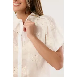 Koszula z ażurowymi wzorami i bufiastymi rękawami