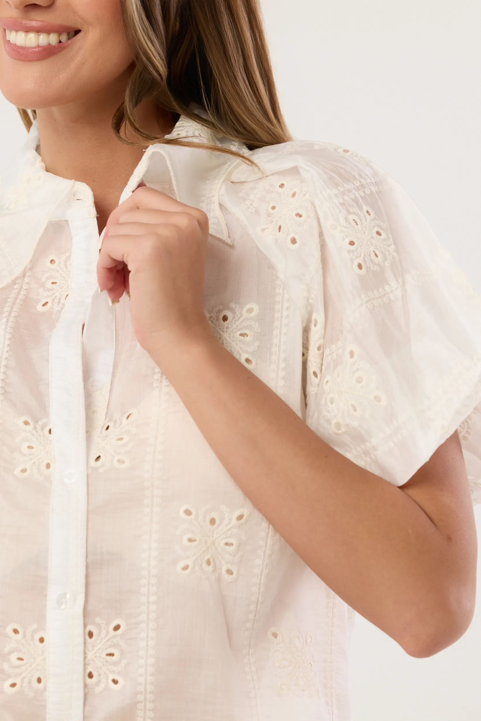 Koszula z ażurowymi wzorami i bufiastymi rękawami