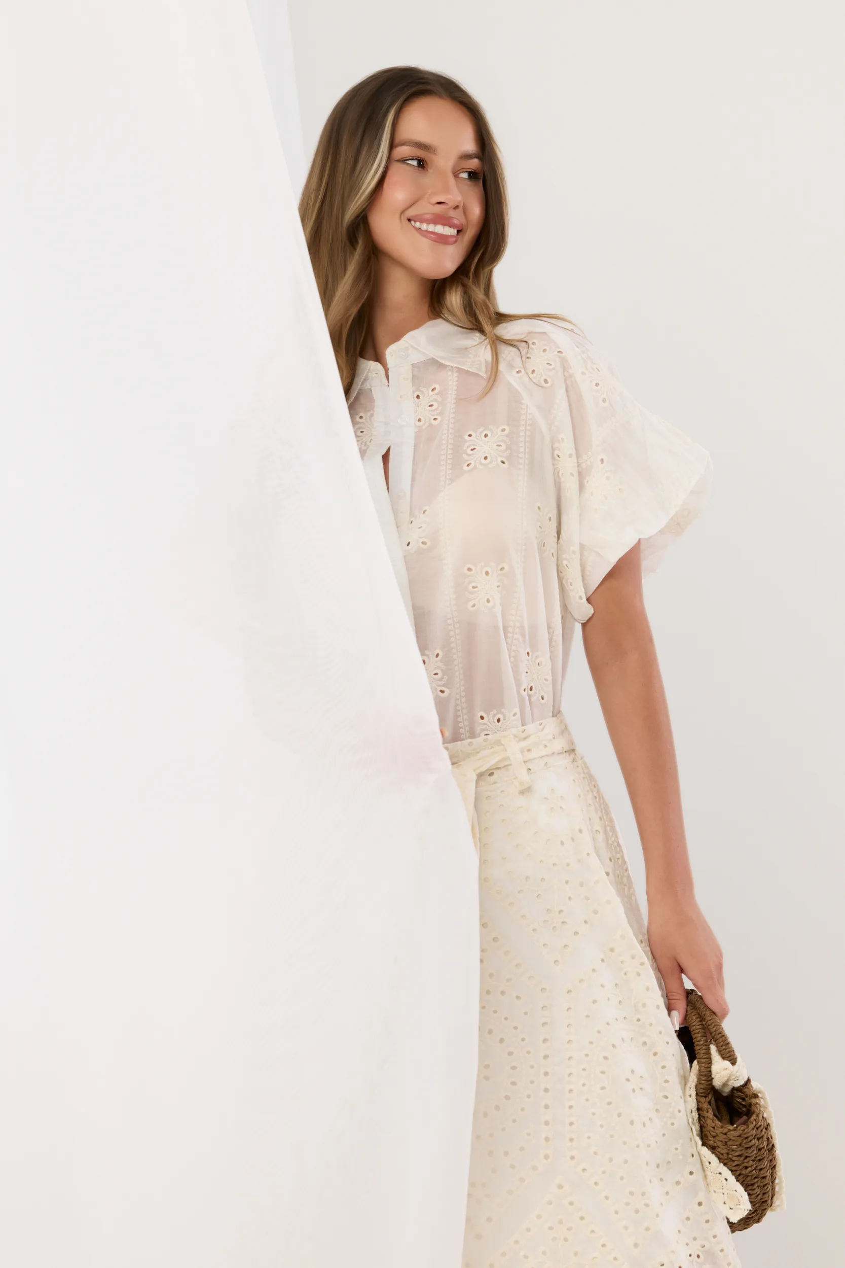 Koszula z ażurowymi wzorami i bufiastymi rękawami