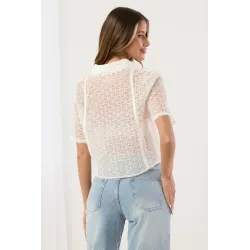 Krótka koszula z transparentnej koronki w kwiatowy wzór