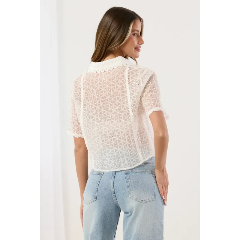 Krótka koszula z transparentnej koronki w kwiatowy wzór