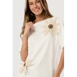 T-shirt z naszywkami kwiatowymi w stylu boho