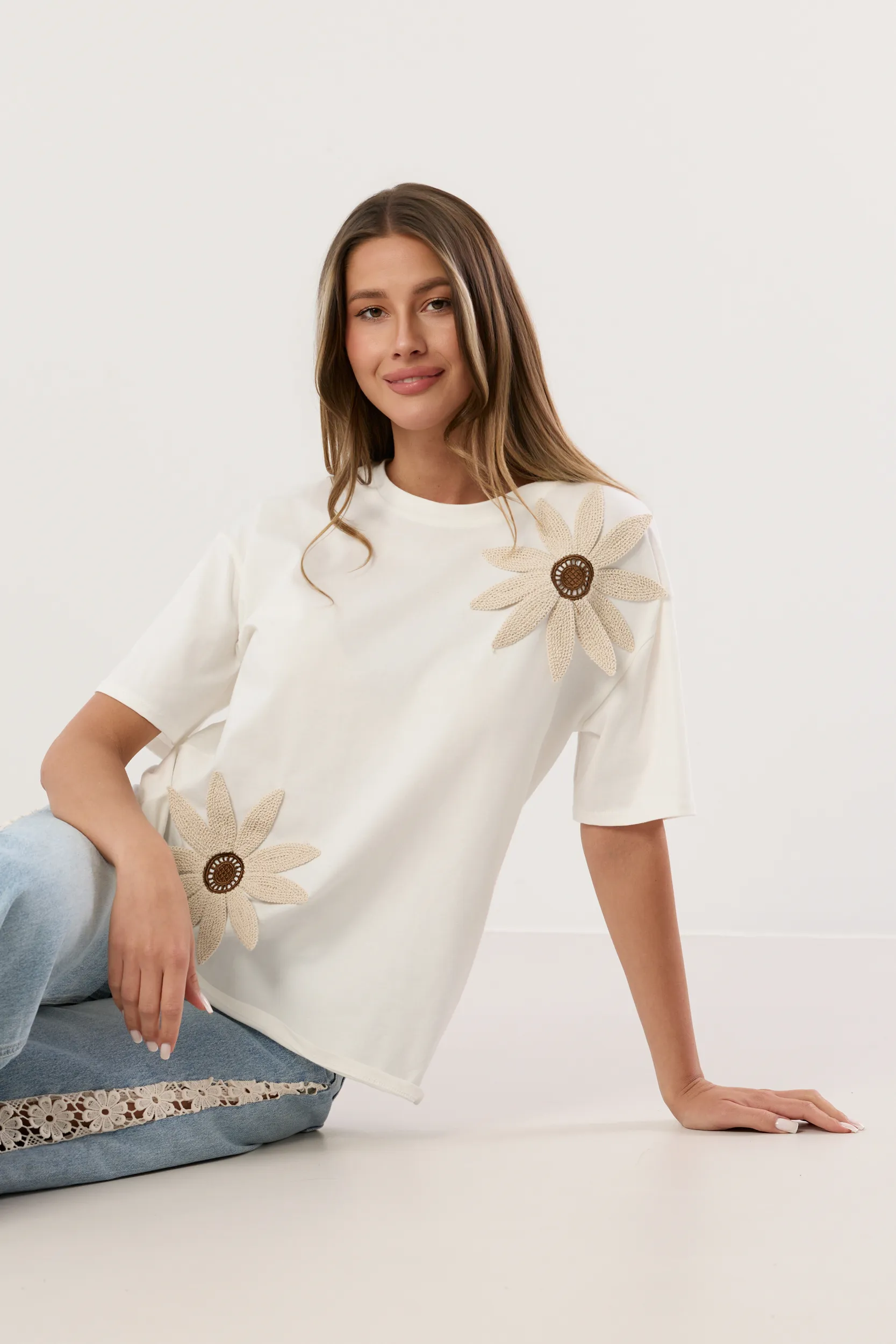 T-shirt z naszywkami kwiatowymi w stylu boho