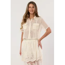Krótka koszula z transparentnej koronki w kwiatowy wzór
