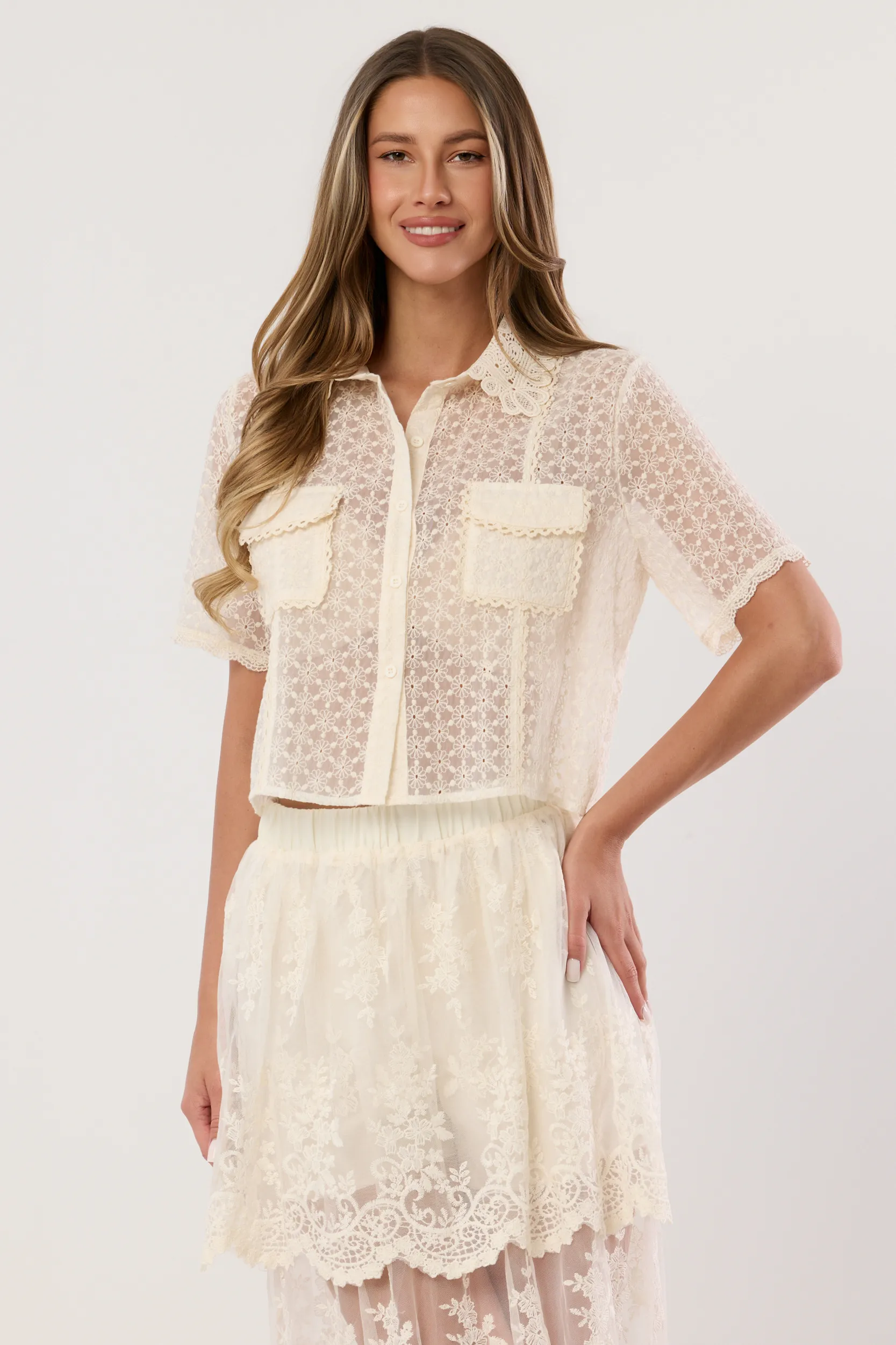 Krótka koszula z transparentnej koronki w kwiatowy wzór