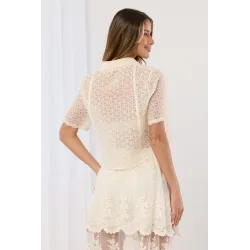 Krótka koszula z transparentnej koronki w kwiatowy wzór