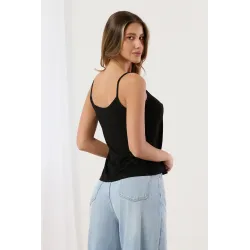 Dopasowany top basic na cienkich ramiączkach