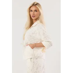 Koronkowy komplet z koszulą z perłowymi guzikami i spodniami