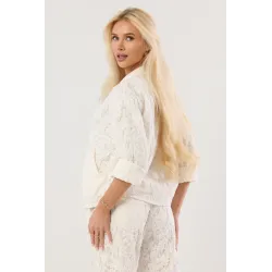 Koronkowy komplet z koszulą z perłowymi guzikami i spodniami