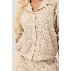 Koronkowy komplet z koszulą z perłowymi guzikami i spodniami