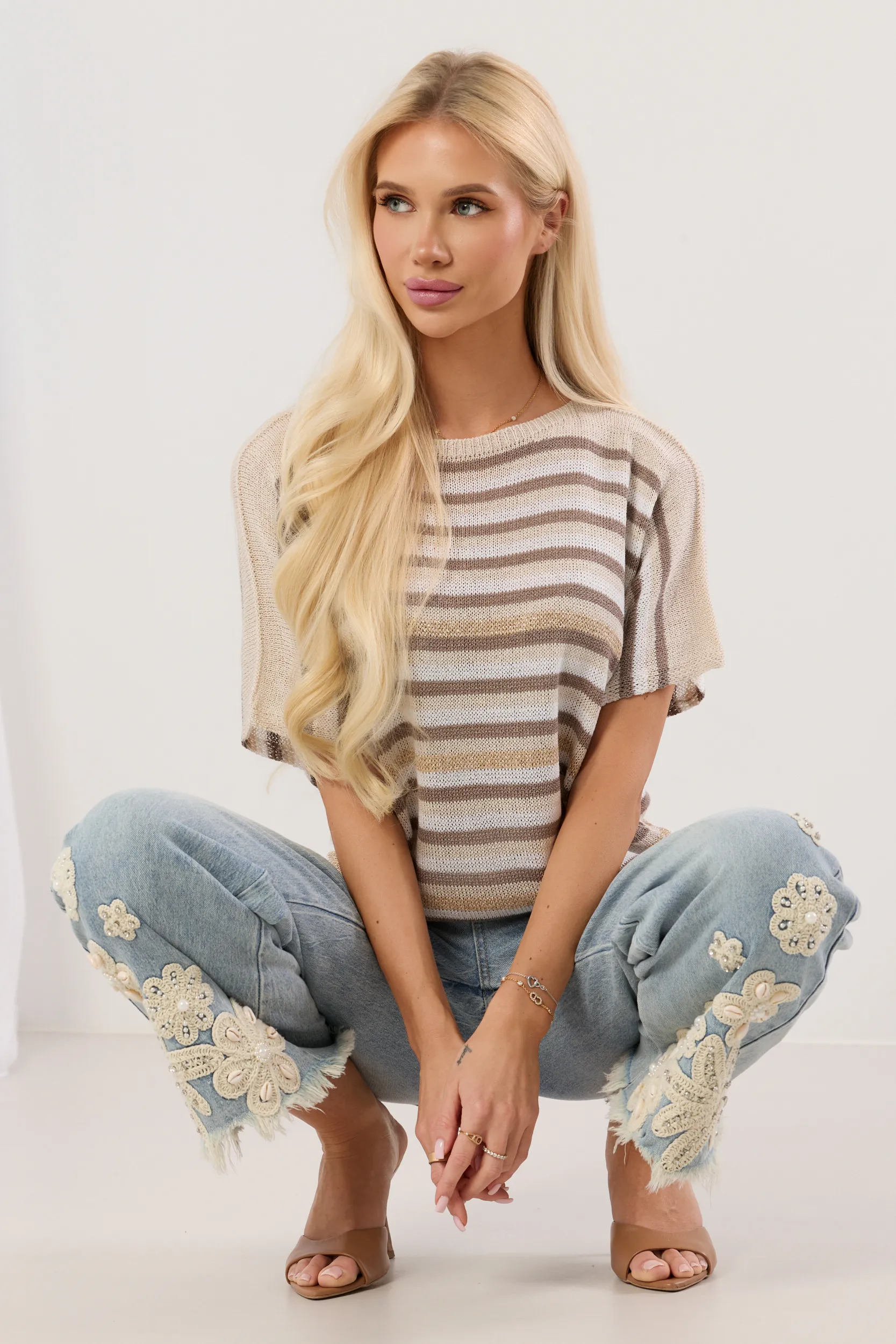 Lekki sweter z krótkim rękawem w pasy z metaliczną nitką