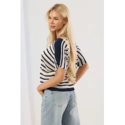Lekki sweter z krótkim rękawem w pasy z metaliczną nitką