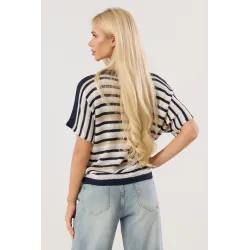 Lekki sweter z krótkim rękawem w pasy z metaliczną nitką