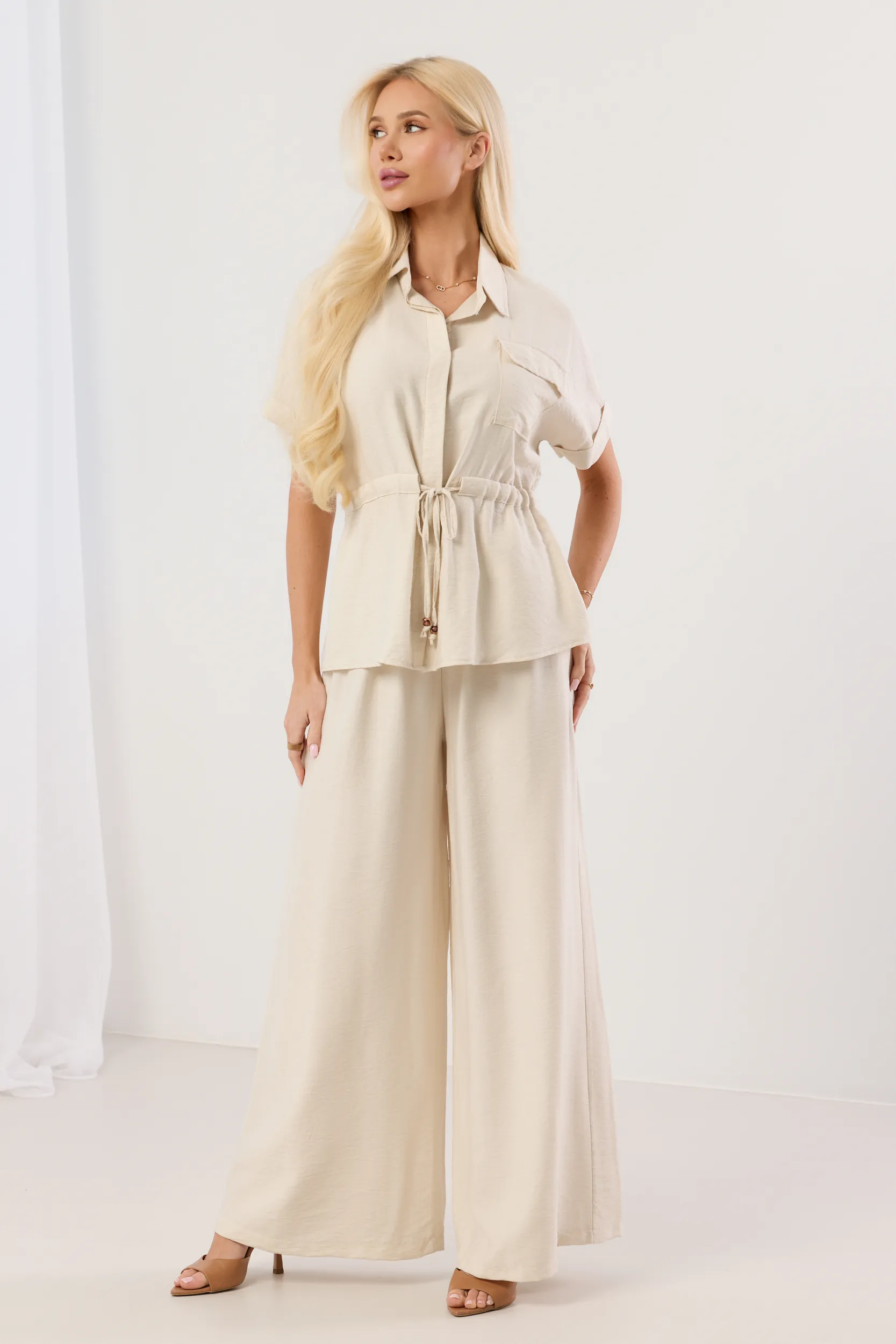 Komplet z koszulą z wiązaniem w talii i szerokimi spodniami