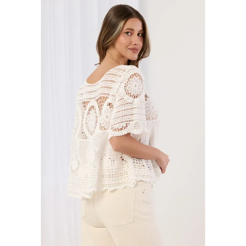 Bluzka boho z ażurowym haftem i sznurowanym wiązaniem przy dekolcie