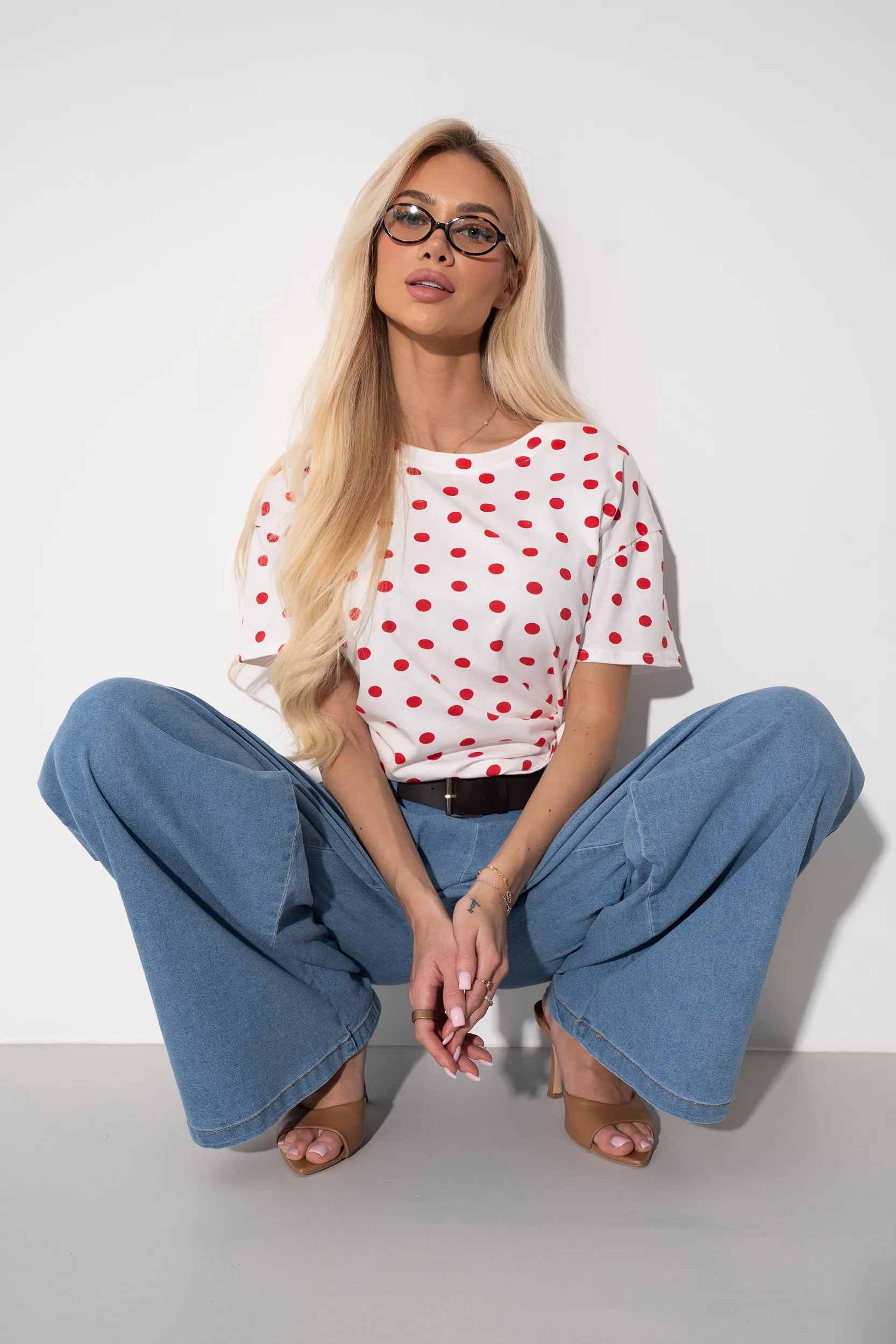 T-shirt w kontrastowe grochy