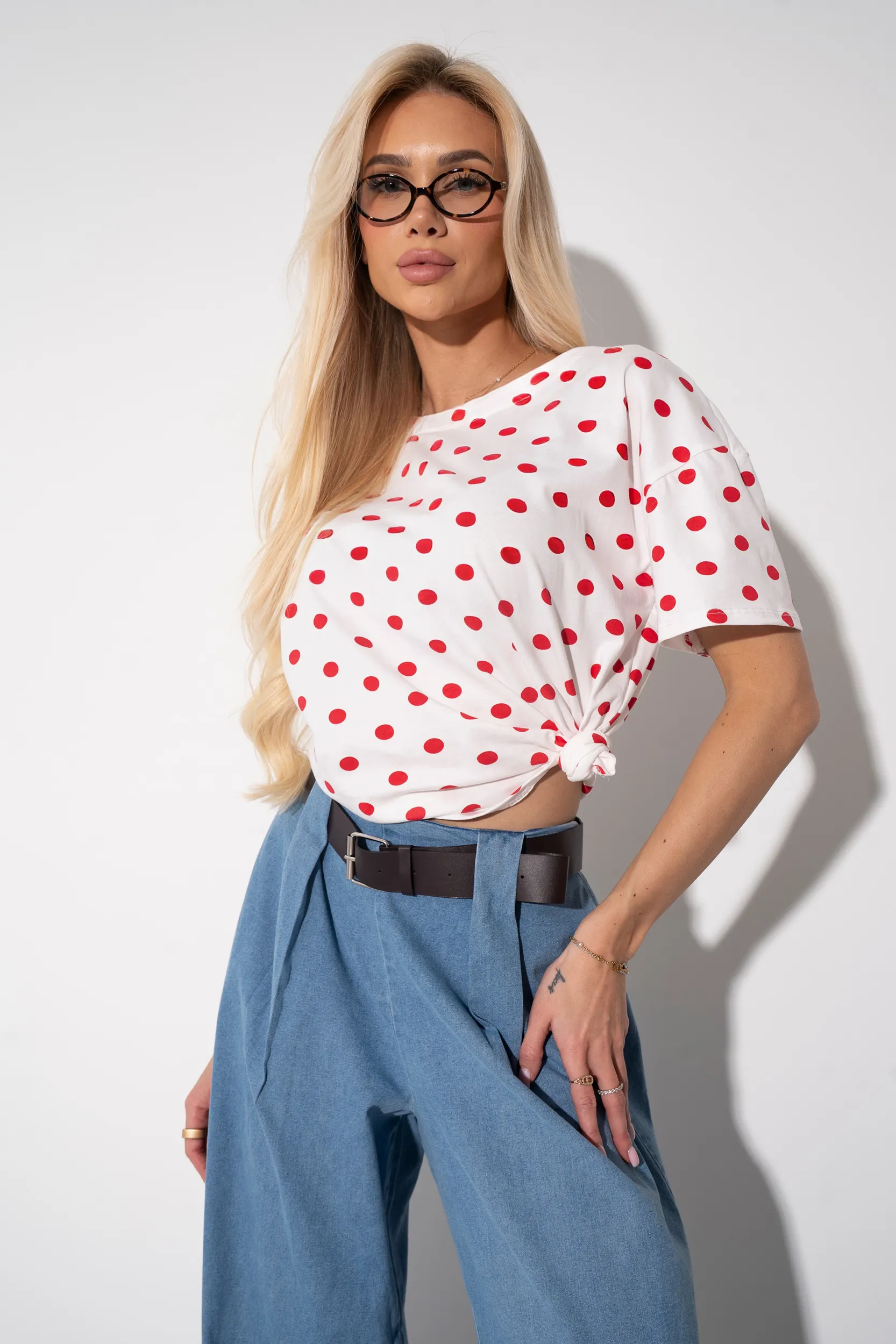 T-shirt w kontrastowe grochy