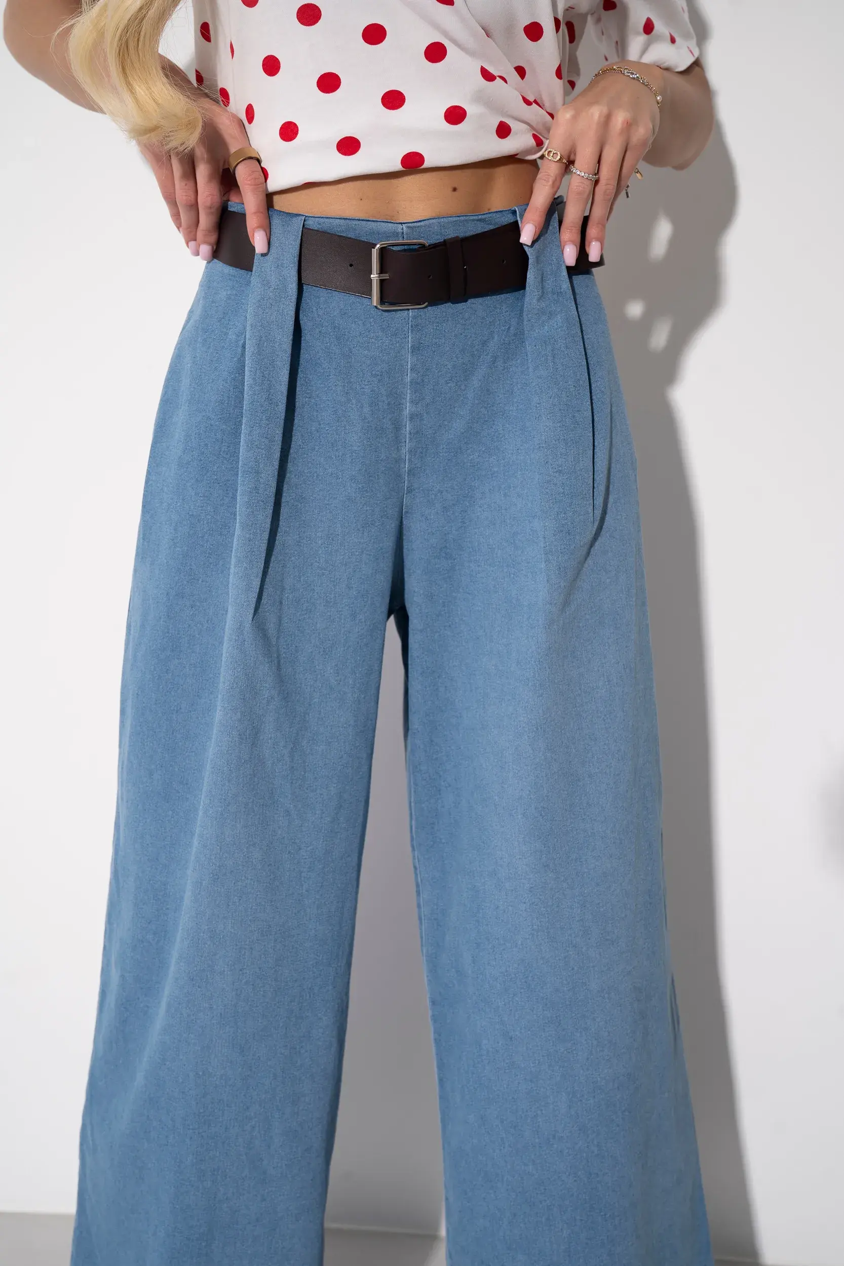 Spodnie wide leg z zaszewkami i paskiem