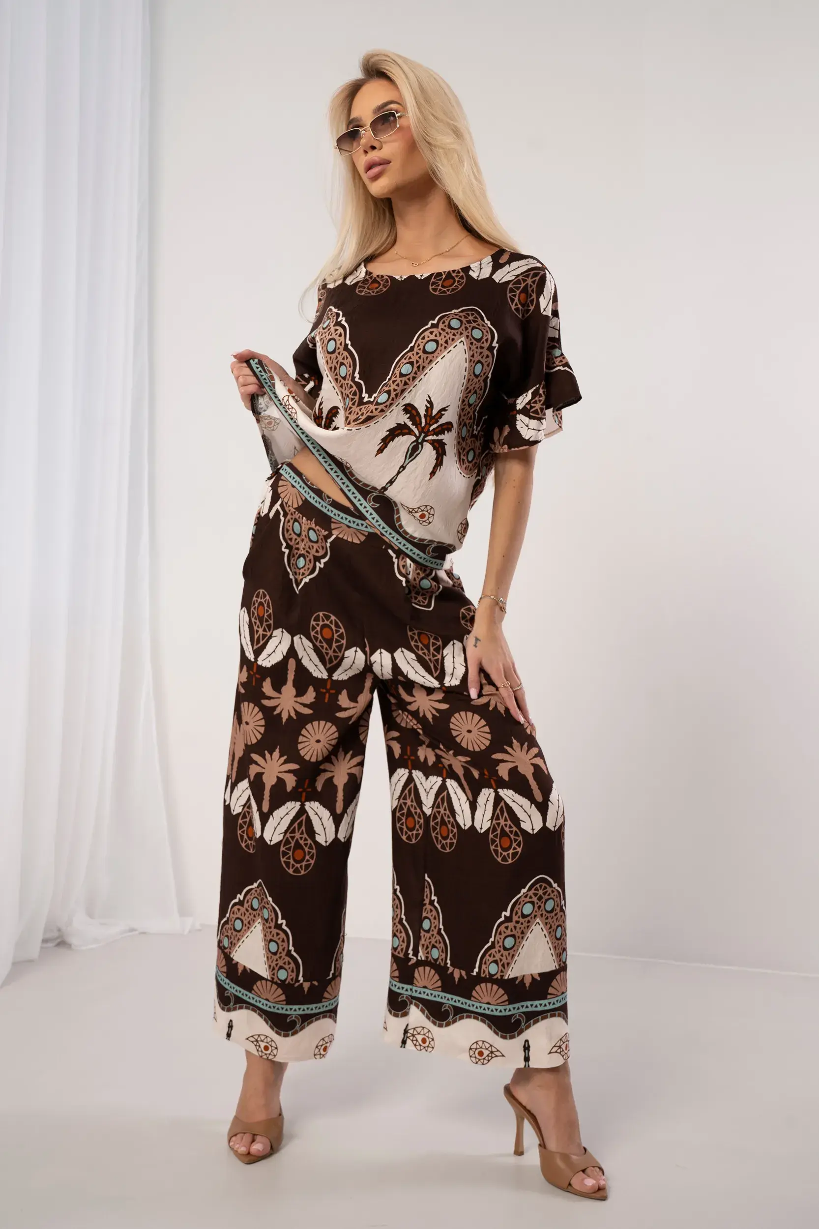 Komplet boho z bluzką z falbanami i spodniami w etniczny wzór