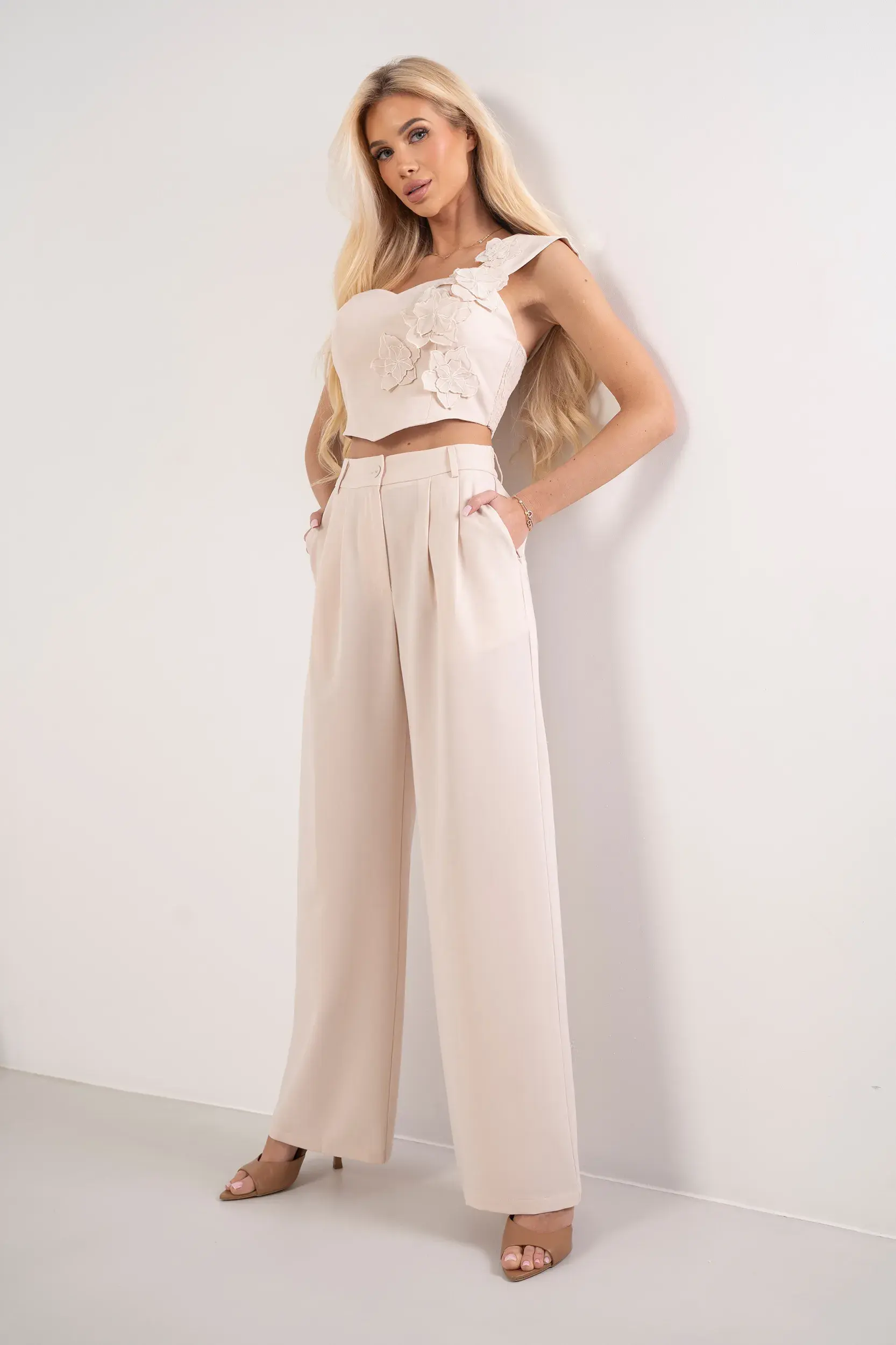 Komplet wizytowy z gorsetowym topem z kwiatami 3D i spodniami wide leg