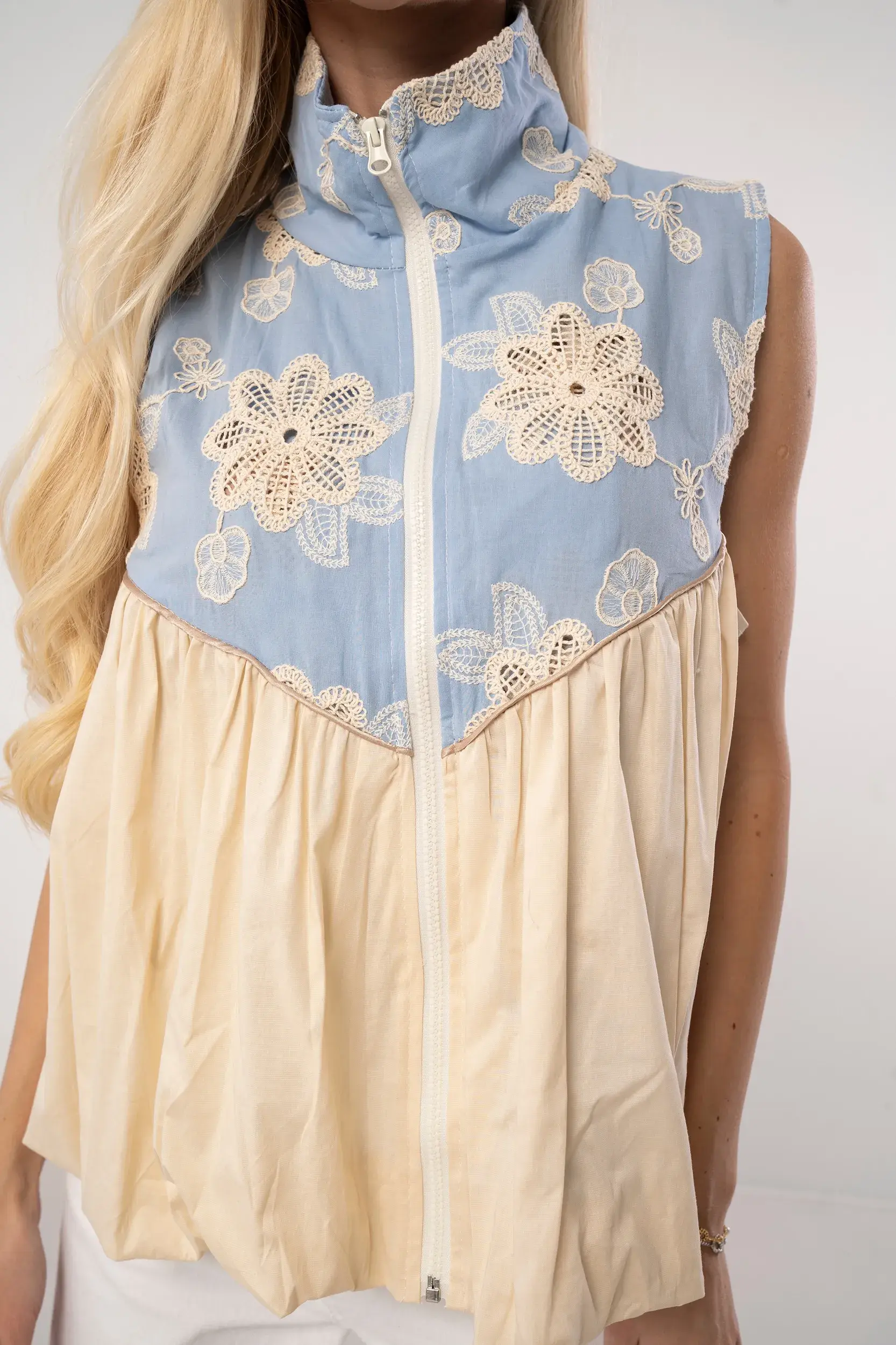 Dwukolorowa kamizelka boho z haftem kwiatowym i marszczeniem