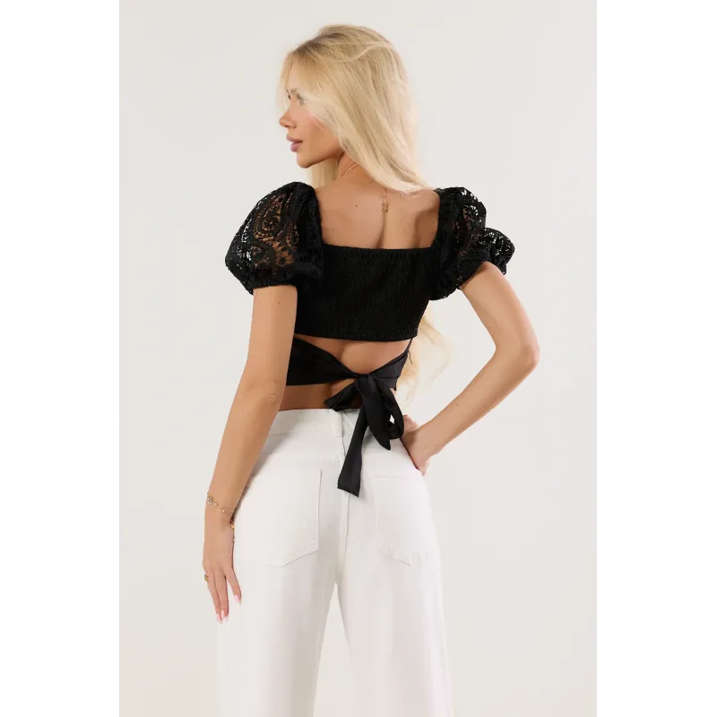 Koronkowy crop top z bufiastymi rękawami i wiązaniem na plecach