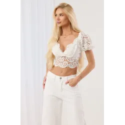 Koronkowy crop top z bufiastymi rękawami i wiązaniem na plecach