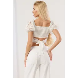 Koronkowy crop top z bufiastymi rękawami i wiązaniem na plecach