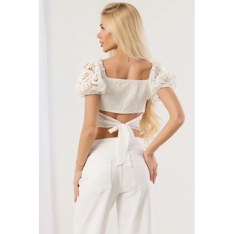 Koronkowy crop top z bufiastymi rękawami i wiązaniem na plecach